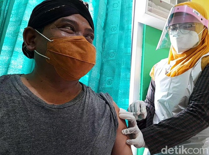 Penyuntikan vaksin Corona pada nakes di Brebes, Senin (1/2/2021).