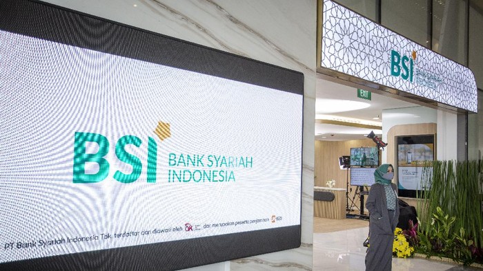 Pegawai berjalan di Bank Syariah Indonesia (BSI) usai diresmikan di Jakarta, Senin (1/2/2021). Presiden Joko Widodo meresmikan BSI yang menandai telah tuntas dan rampungnya proses merger tiga bank syariah milik Himbara yakni PT Bank BRIsyariah Tbk, PT Bank Syariah Mandiri dan PT Bank BNI Syariah. ANTARA FOTO/Dhemas Reviyanto/wsj.