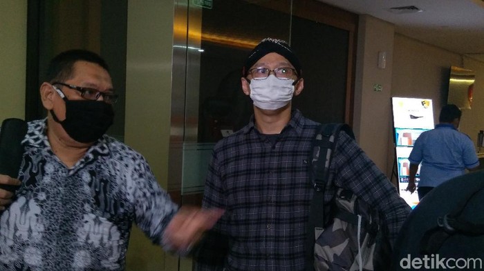Permadi Arya alias Abu Janda saat mendatangi gedung Bareskrim (Adhyasta Dirgantara/detikcom)