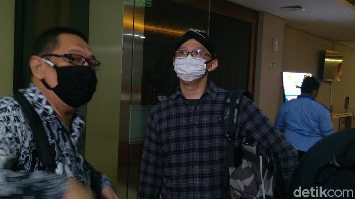 Permadi Arya alias Abu Janda saat mendatangi gedung Bareskrim (Adhyasta Dirgantara/detikcom)