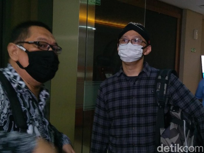 Permadi Arya alias Abu Janda saat mendatangi gedung Bareskrim (Adhyasta Dirgantara/detikcom)
