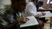 Beberapa santri tampak khusyuk saat membaca Alquran.