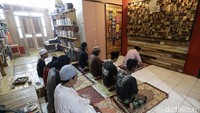 Salat lima waktu pun dilakukan secara berjamaah.