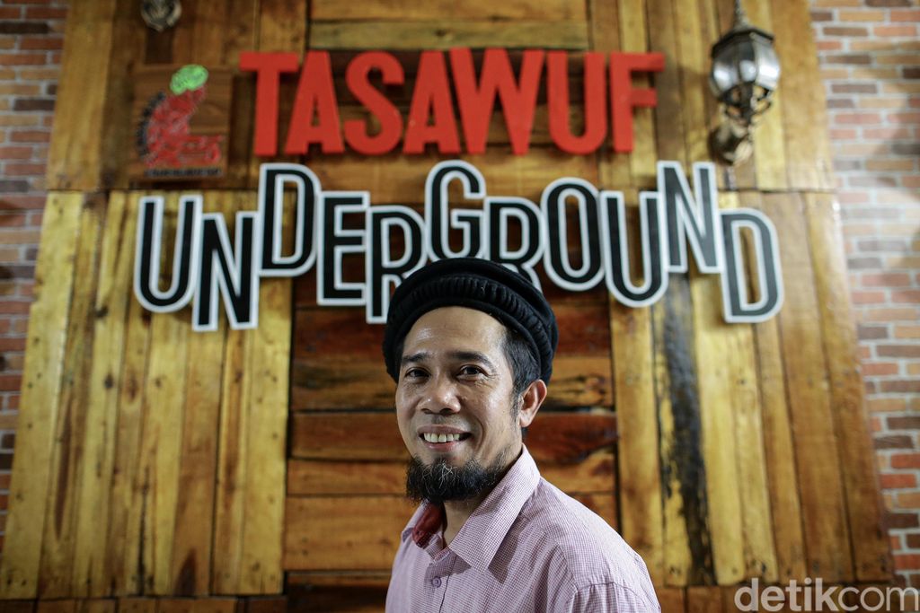 Pondok Tasawuf Underground merupakan pondok pesantren yang diisi kalangan anak punk dan jalanan untuk memperdalam ilmu agama lewat metode 'Peta Jalan Pulang'.