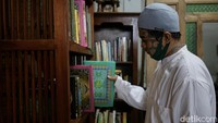 Pendekatan agama yang khas bisa bersanding dengan anak punk yang radikal.