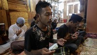 Santri Tasawuf Underground melaksanakan shalat dzuhur di Pondok Tasawuf Underground, Ciputat, Tangerang Selatan, Banten, Senin (1/2/2021).