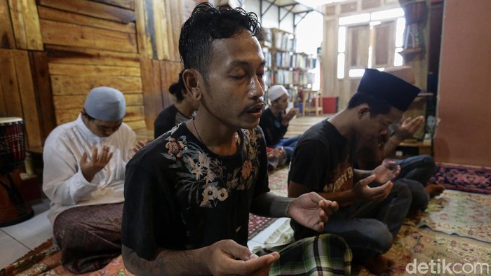 Peta Jalan Pulang Anak Punk di Pondok Tasawuf Underground Pondok Tasawuf Underground merupakan pondok pesantren yang diisi kalangan anak punk dan jalanan untuk memperdalam ilmu agama lewat metode 'Peta Jalan Pulang'.