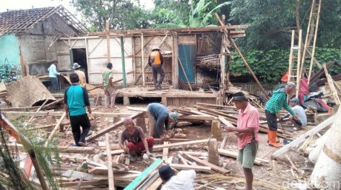 Petugas gabungan merobohkan rumah warga rusak akibat pergerakan tanah
