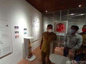 Pemain Persebaya dan Bali United Pakai Pita Hitam Kenang Whisnu Sakti Buana