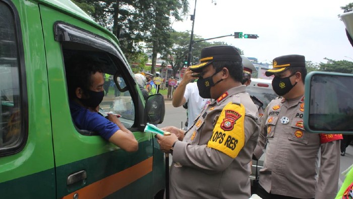 Polres Tangsel bagi-bagi masker ke pengendara