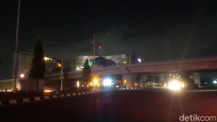 Jalan di Pekanbaru, Riau, tadi malam gelap. Pemadaman listrik akibat Pemkot Pekanbaru diduga tak membayar tagihan listrik
