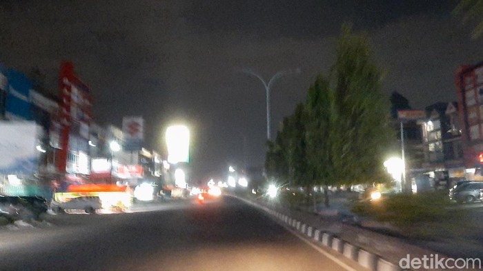 Jalan di Pekanbaru, Riau, tadi malam gelap. Pemadaman listrik akibat Pemkot Pekanbaru diduga tak membayar tagihan listrik
