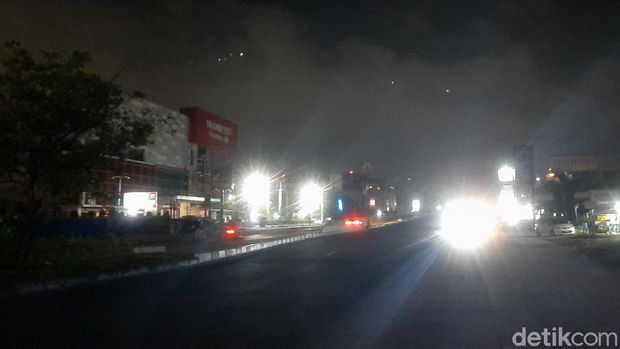 Jalan di Pekanbaru, Riau, tadi malam gelap. Pemadaman listrik akibat Pemkot Pekanbaru diduga tak membayar tagihan listrik