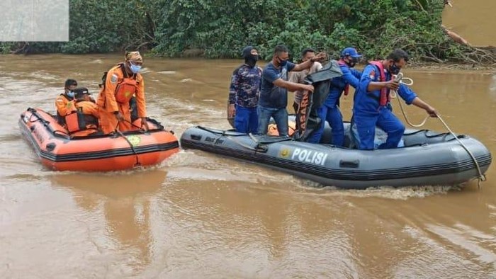 Seorang pria di Gresik tercebur sungai dengan motornya. Tim SAR gabungan sudah menemukan korban namun dalam kondisi tewas.