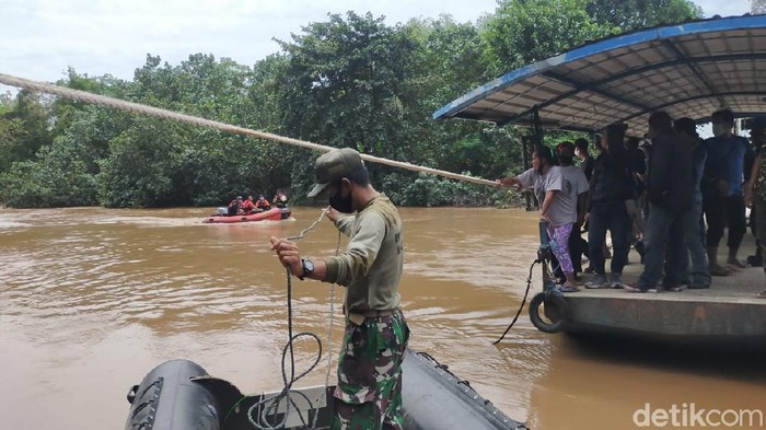 Seorang pria di Driyorejo, Gresik tercebur sungai dengan motornya. Hingga saat ini, pencarian masih dilakukan.
