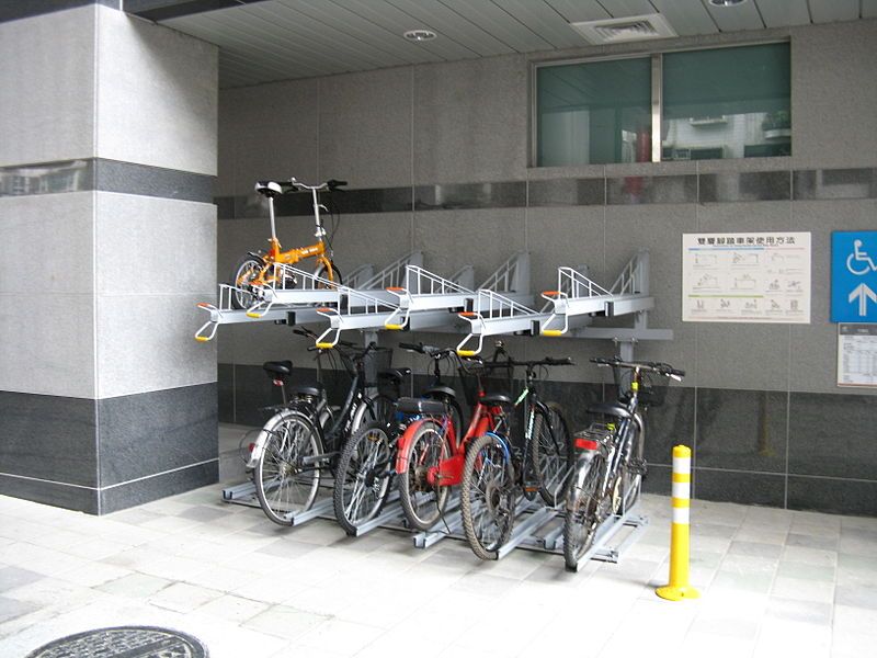 Rak parkir sepeda tingkat. (Creative Commons via Wikimedia Commons)