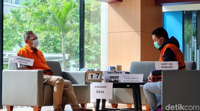Rekonstruksi kasus bansos Corona (Farih/detikcom)