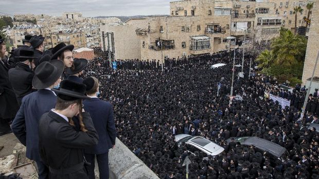 Thousands of ultra-Orthodox Jews participate in funeral for prominent rabbi Meshulam Soloveitchik, in Jerusalem, Sunday, Jan.  31, 2021. The mass ceremony took place despite the country's health regulations banning large public gatherings, during a nationwide lockdown to curb the spread of the virus.  (AP Photo/Ariel Schalit)