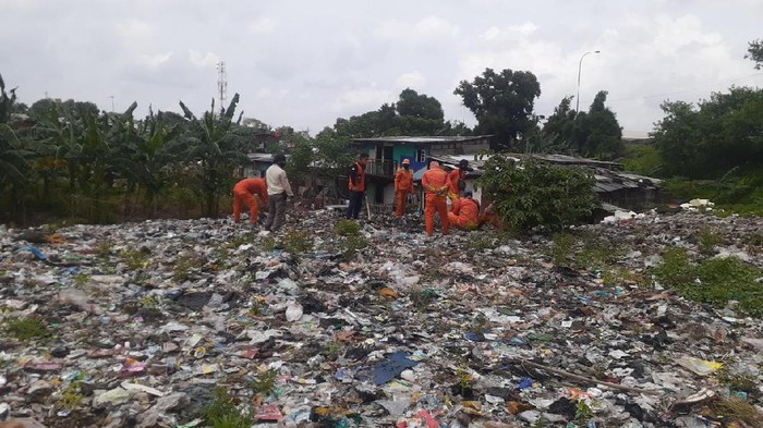 Sampah seluas lapangan sepak bola di Caman, Kota Bekasi mulai diangkut.