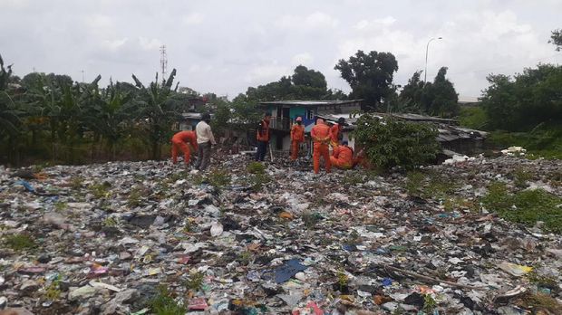 Sampah seluas lapangan sepak bola di Caman, Kota Bekasi mulai diangkut.