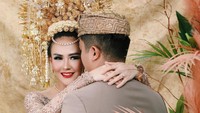 Sarah Gibson dan Diska menikah dengan adat Minangkabau. Tampak Sarah Gibson mengenakan Suntiang di kepala. (Foto: dok. Instagram @sarahgibson21) 