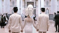 Pernikahan keduanya digelar di Masjid Kubah Emas Dian Al-Mahri, Depok, Jawa Barat. (Foto: dok. Instagram @sarahgibson21) 