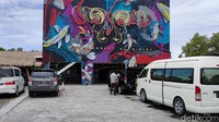 Mobil rombongan detikTravel yang ada di depan Sasaku Lombok.