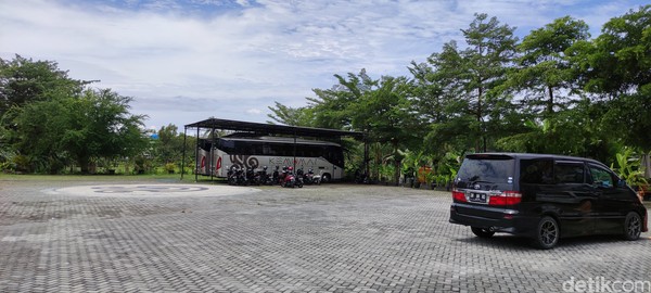 Keadaan tempat parkir di depan toko suvenir Sasaku Lombok kosong melompong. Biasanya, begitu banyak mobil van-bus pariwisata yang keluar masuk Sasaku Lombok. Keadaan tempat parkir di depan toko suvenir Sasaku Lombok kosong melompong. Biasanya, begitu banyak mobil van-bus pariwisata yang keluar masuk Sasaku Lombok.