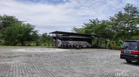 Keadaan tempat parkir di depan toko suvenir Sasaku Lombok kosong melompong. Biasanya, begitu banyak mobil van-bus pariwisata yang keluar masuk Sasaku Lombok.