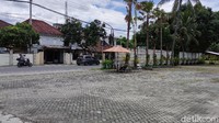 Pos jaga di depan Sasaku Lombok.