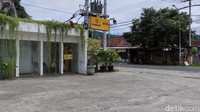 Bagian depan Sasaku Lombok. Area ATM dan parkir motor. Panas agak menyengat menyelimuti pelataran parkir di toko suvenir Sasaku, Lombok. Pusat oleh-oleh ini masih buka meski begitu sepi.