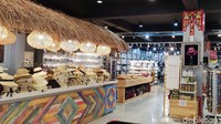 Sasaku beralamat di Dusun Aiq Genit, Jl. Raya Senggigi, Desa Senteluk, Batu Layar, Kabupaten Lombok Barat, Nusa Tenggara Barat. 