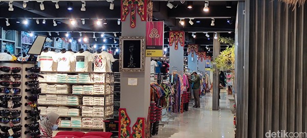 Melihat rak bahan-bahan makanan, terutama kopi dan sejenisnya, stok yang ada memiliki tanggal yang sudah lama. Bisa dipastikan bahwa sirkulasi stok ini belum berjalan baik seperti sebelum pandemi. Melihat rak bahan-bahan makanan, terutama kopi dan sejenisnya, stok yang ada memiliki tanggal yang sudah lama. Bisa dipastikan bahwa sirkulasi stok ini belum berjalan baik seperti sebelum pandemi.