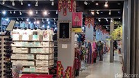 Melihat rak bahan-bahan makanan, terutama kopi dan sejenisnya, stok yang ada memiliki tanggal yang sudah lama. Bisa dipastikan bahwa sirkulasi stok ini belum berjalan baik seperti sebelum pandemi.