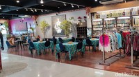 Di dalam Sasaku Lombok ada kafe pula yang menjual kopi dan aneka menu lainnya.