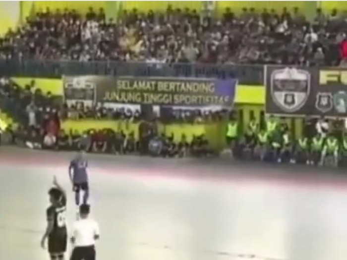Screenshot viral pertandingan futsal dipenuhi penonton di Sumut (dok. Istimewa)