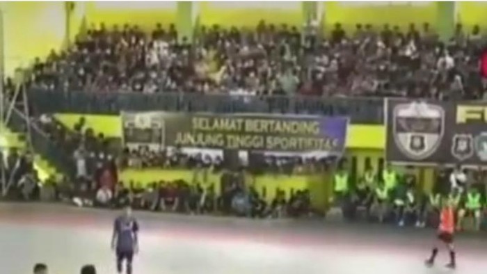 Screenshot viral pertandingan futsal dipenuhi penonton di Sumut (dok. Istimewa)
