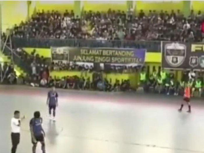 Screenshot viral pertandingan futsal dipenuhi penonton di Sumut (dok. Istimewa)