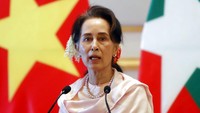 Tentara Myanmar (Tatmadaw) mengumumkan status darurat selama satu tahun, setelah menahan pemimpin de facto Aung San Suu Kyi dan Presiden Win Myint dalam upaya kudeta. Upaya Kudeta yang dilakukan Militer Myanmar terjadi ketika Tamadaw tidak setuju dengan hasil Pemilu 8 November lalu. Mereka menuding ada jutaan pemilih palsu dalam pemilu. Akibat kudeta ini, Myanmar bergejolak, ratusan warga tewas. (AP Photo)