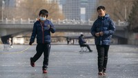 Cuaca dingin juga membekukan kanal atau saluran air yang berada di kota Beijing.  