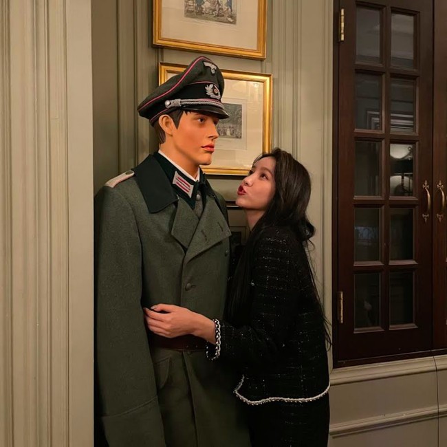 Sowon dianggap tidak peka isu karena tentara Nazi di bawah kepemimpinan Hitler dikenal sangat kejam. Mereka membunuhi sekitar 6 juta orang Yahudi. Foto: Instagram/@onedayxne