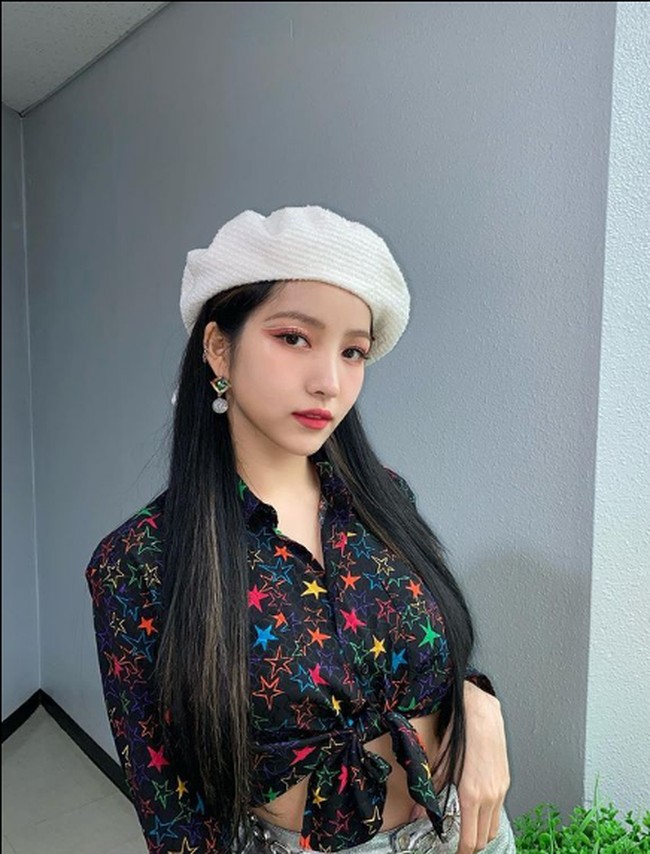 Sowon memegang posisi rapper utama dan sub-vokalis. Ia juga bertindak sebagai leader GFRIEND. Foto: Instagram/@onedayxne