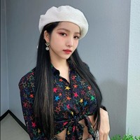 Sowon memegang posisi rapper utama dan sub-vokalis. Ia juga bertindak sebagai leader GFRIEND. Foto: Instagram/@onedayxne