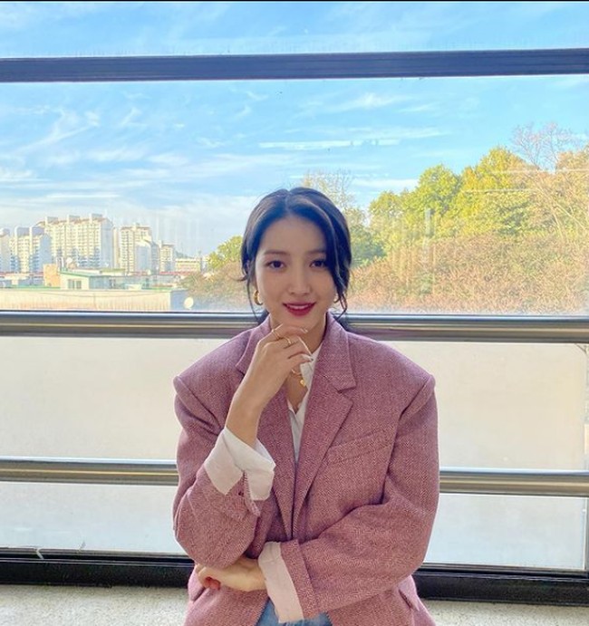 Sowon bernama asli Kim So Jeong, lahir di Seoul, Korea Selatan. Ia debut pada Januari 2015 bersama GFRIEND. Foto: Instagram/@onedayxne