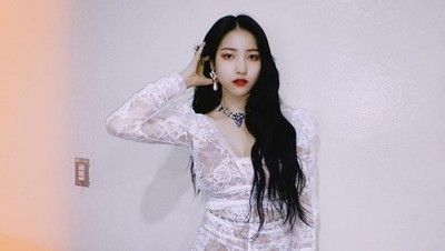 8 Potret Sowon, Idol KPop yang Dikecam karena Foto Mesra Bareng Patung Nazi