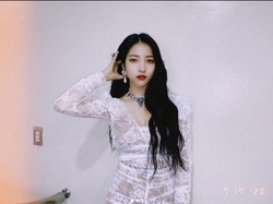 8 Potret Sowon, Idol KPop yang Dikecam karena Foto Mesra Bareng Patung Nazi