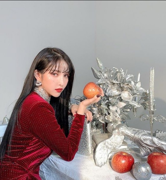 Menurut netizen, pengambilan foto terjadi di Cafe Pinzo, kawasan Paju, Korea Selatan. Seperti dikutip dari Koreaboo, kafe tersebut merupakan lokasi syuting untuk comeback GFRIEND lewat album Walpurgis Night. Foto: Instagram/@onedayxne