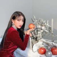 Menurut netizen, pengambilan foto terjadi di Cafe Pinzo, kawasan Paju, Korea Selatan. Seperti dikutip dari Koreaboo, kafe tersebut merupakan lokasi syuting untuk comeback GFRIEND lewat album Walpurgis Night. Foto: Instagram/@onedayxne