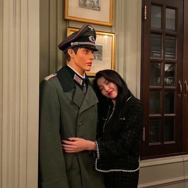 Pada foto lainnya, Sowon memeluk patung tersebut sambil memasang wajah imut. Ada pula foto dirinya hendak mencium patung tentara Nazi tersebut. Foto: Instagram/@onedayxne