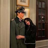 Pada foto lainnya, Sowon memeluk patung tersebut sambil memasang wajah imut. Ada pula foto dirinya hendak mencium patung tentara Nazi tersebut. Foto: Instagram/@onedayxne